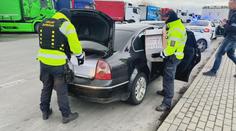 Muž přes Česko převážel auto plné cigaret. Prý si chtěl přivydělat