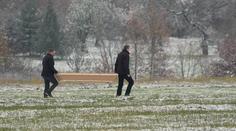 Děsivý nález pejskaře na Berounsku. Při venčení našel na poli mrtvého muže
