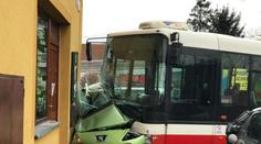 Autobus v Praze rozmáčkl auto. V nemocnici skončily i dvě děti