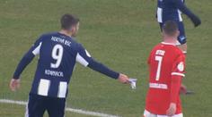 Komický moment v německém poháru. Hráč ukradl soupeři důležitý vzkaz od trenéra