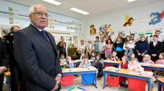 Děti ve školních lavicích si naposledy užijí Klause i Livii