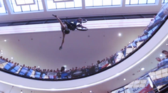 DownMall se vrací do Prahy. Legendární adrenalinové závody ovládnou Pankrác