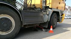 Cyklistka podjížděla kamion. Ten ji při tom smetl a na místě zabil