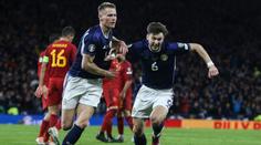 McTominay sestřelil Španělsko. Stanciu gólem z přímáku pomohl k výhře Rumunů