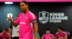 Ronaldinho se ve 42 letech vrátil na trávník. Běhat však nechal jiné