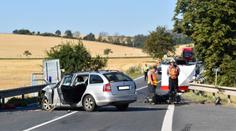 Motorkář nezvládl předjíždění, srazil se s protijedoucím autem a zemřel!