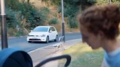 VW musí stáhnout reklamu. Ukazuje ženy v kuchyni a muže ve vesmíru