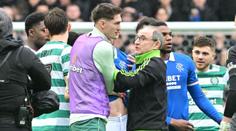 Emoce v glasgowském derby. Ve strkanici byl aktivní i Čvančara