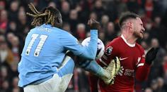 Byl Dokuův zákrok na penaltu? Liverpool se čílí, experti se neshodnou