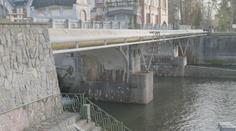 V Hradci Králové zachraňovali muže. Seděl na římse jezu a chtěl skočit