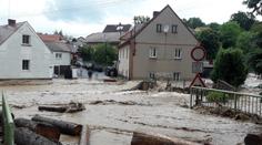 Stovky výjezdů a zablokovaná doprava. Česko zasáhly silné povodně, hrozí další