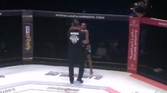 MMA zápasník nesportovně škrtil soupeře, pak se vrhl na sudího!