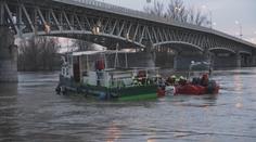 Uvízlou loď v Litoměřicích se podařilo vyprostit. Hasičům dala pořádně zabrat