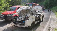 Na auto u Trutnova spadl strom. Zemřely dvě ženy a dítě, řidič je v nemocnici