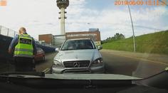 Strážníci zastavili mladíka (17) v autě, rychle se prohodil s otcem