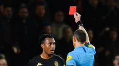 Neuvěřitelný zkrat! Fotbalista vrazil do soudce, ten tasil druhou červenou!