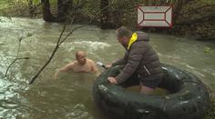 Do ledové vody Covid-19 navzdory. Muž zachraňuje kostel otužováním