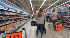 Při nakupování u Čechů rozhoduje cena. Za některé potraviny si ale rádi připlatí
