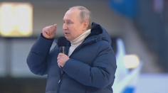 V drahém oděvu před chudnoucími. Putin s Rusy oslavil výročí anexe Krymu