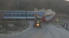 Traktor vjel na přejezd i s vlekem, smetl ho vlak. Nehodu zachytila kamera