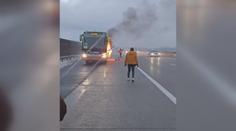 Hororová nehoda autobusu u Vídně: Z motoru šlehaly plameny a řidič to neřešil