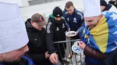 Džeko podlehl grilu u hřiště. Fanoušci jej zaskočili bosenským národním pokrmem