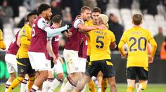 Ostrá rvačka v Premier League. Kapitán West Hamu se soupeřem flákl o zem