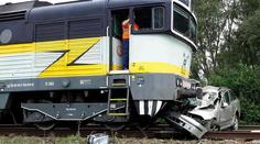 Auto na přejezdu smetl vlak! Řidič zemřel, strojvedoucí se zranil