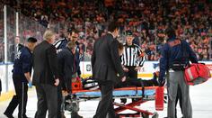 Děsivá scéna v NHL: Sudího z ledu odvezli rovnou do nemocnice!