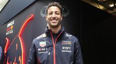 Daniel Ricciardo je zpět ve formuli 1, nahradí nováčka De Vriese