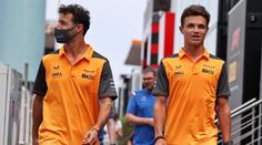 Jezdci F1 závodili na gymnastickém míči. Ricciardo pak svého kolegu knokautoval