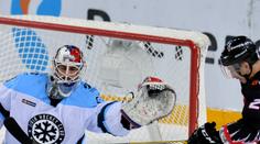 Přeskočilo mu?! Hokejový brankář Salák napadl rozhodčího v KHL!