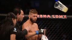 Zápas UFC nepoznal vítěze! Diváci naházeli do klece plastové lahve