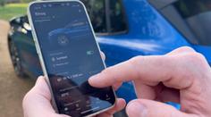 Otestovali jsme novou vychytávku Škodovky. Opravdu se dá auto zaparkovat mobilem?