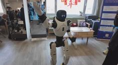 Čína otevřela nový domov důchodců. O seniory se tam starají roboti