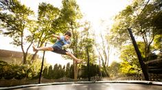 Český lékař varuje před úrazy dětí na trampolíně. Vydal doporučení pro rodiče
