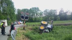 Na Pelhřimovsku se srazil traktor s vlakem. Cestovalo v něm 21 lidí