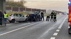 Auta uklouzla na listí, další se srazila čelně! Jeden mrtvý, sedm zraněných
