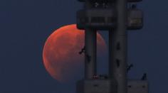 Část Měsíce zmizela v zemském stínu. Objevil se Jupiter i Saturn