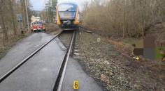 Invalida na tříkolce uvízl v kolejišti a mířil na něj vlak. Je zraněný
