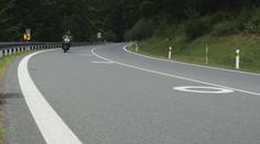 Na silnicích se objevilo nové dopravní značení. Má pomoci motorkářům