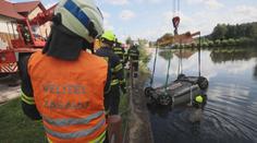 Opilý řidič skončil v rybníce, pak napadl policisty. Hrozí mu čtyři roky vězení