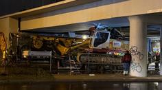 Tahač pod mostem odolává i tankům. Hasiči v Praze bourají část konstrukce