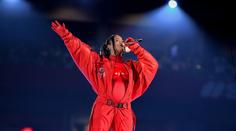 Rihanna je podruhé těhotná. S vypouklým bříškem zářila na Super Bowlu