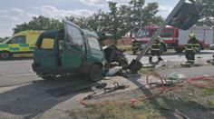 Řidič předjel auta a vjel přímo pod vlak. Teď mu hrozí vězení