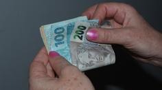 Brazilka chtěla strýcovy peníze. Přivezla ho do banky mrtvého na vozíku