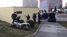 Motorkář ujížděl před policií. Po vybourání se pokusil utéct po svých