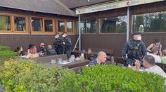 Na zahrádce popíjely desítky lidí, "párty" ukončila policie. VIDEO