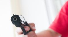Zabiju vás, křičel opilec a střílel ve vesnici po lidech z pistole!
