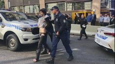 Muž v Sydney útočil na lidi nožem, jednu ženu zabil, druhou zranil